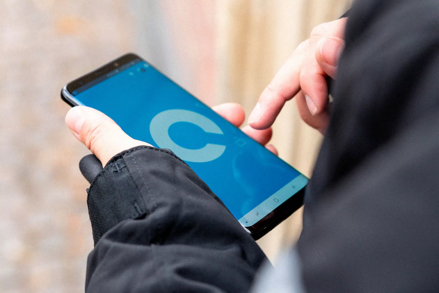 Mobilskærm, der viser hvordan Bekeys digitale lås låses op.